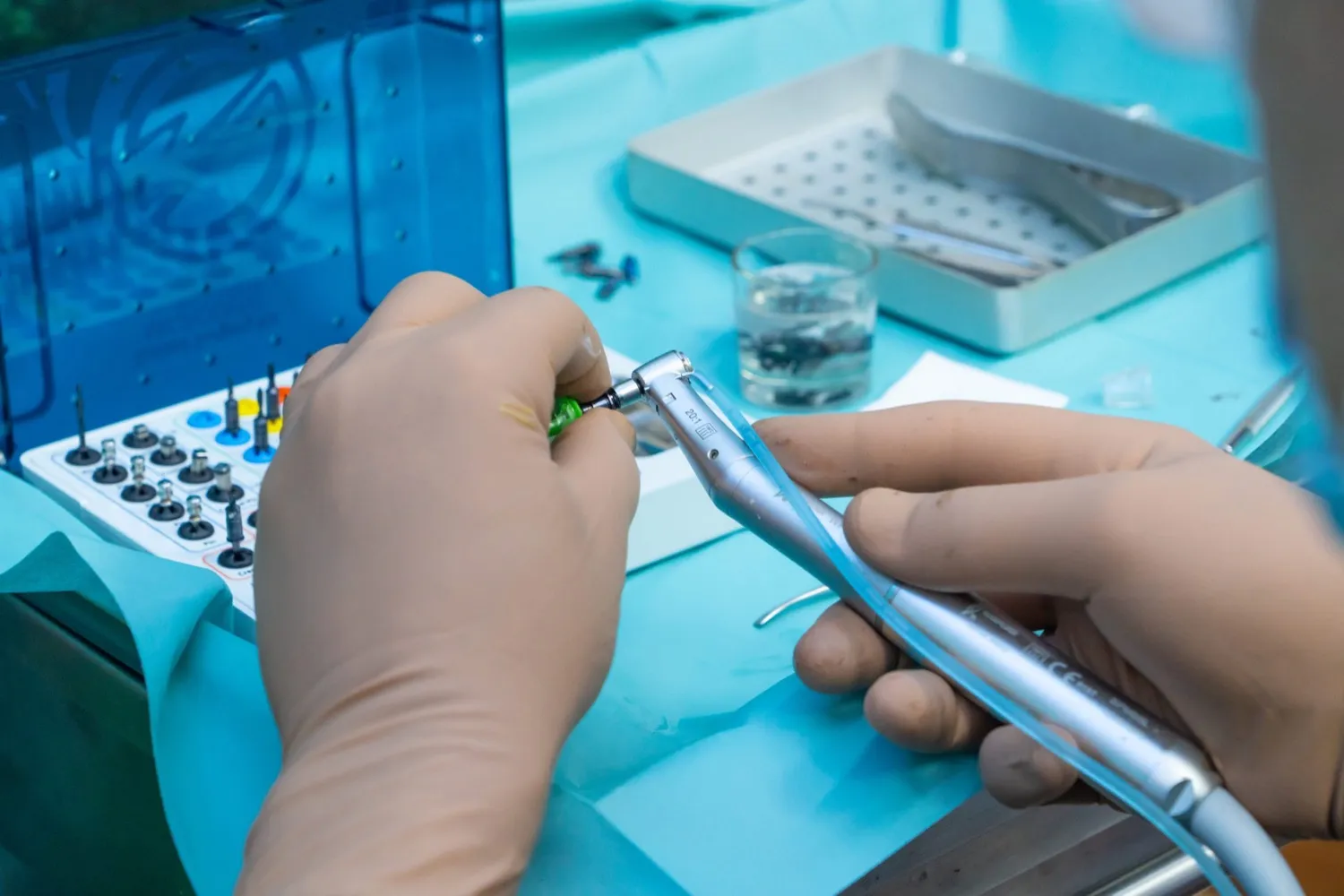 Preparación del instrumental de implantología en Clínica Dental O Troncal, con la caja de implantes y el motor quirúrgico