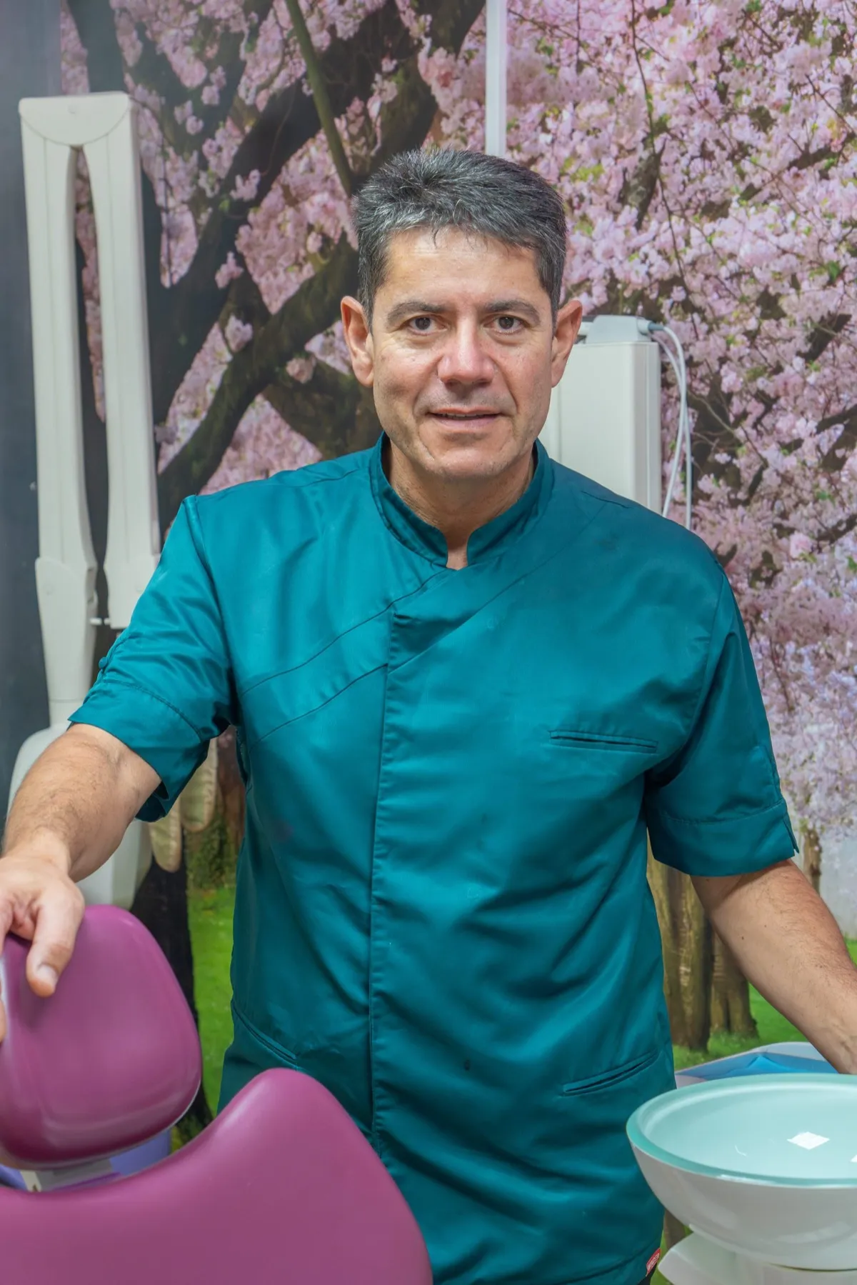 El Dr. José Manuel Molejón, director médico de Clínica Dental O Troncal, en el gabinete