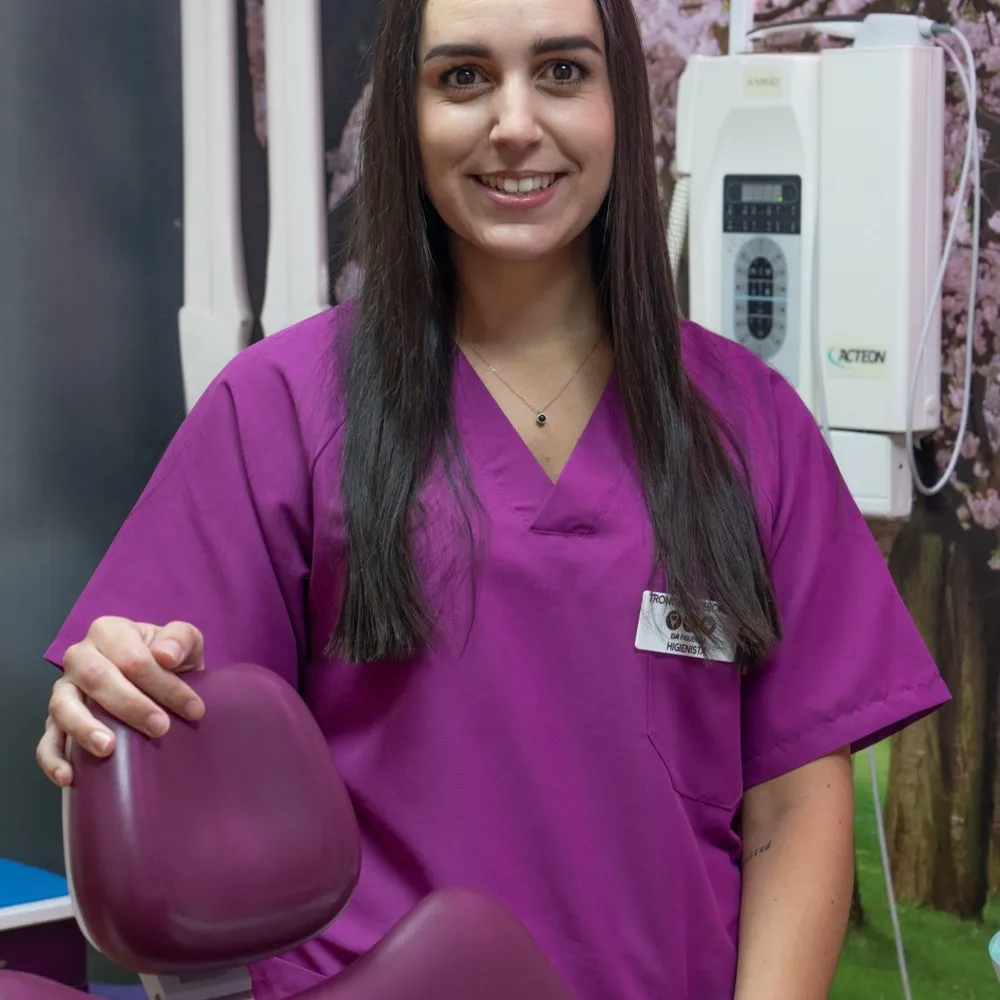 Eva Figueroa, higienista de Clínica Dental O Troncal, en el gabinete