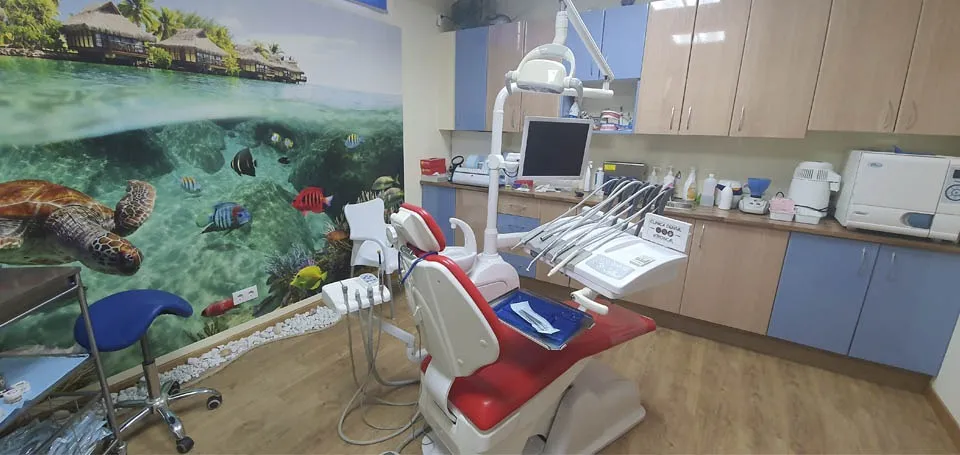 Gabinete de Clínica Dental O Troncal con sillón dental y un gran mural marino en la pared